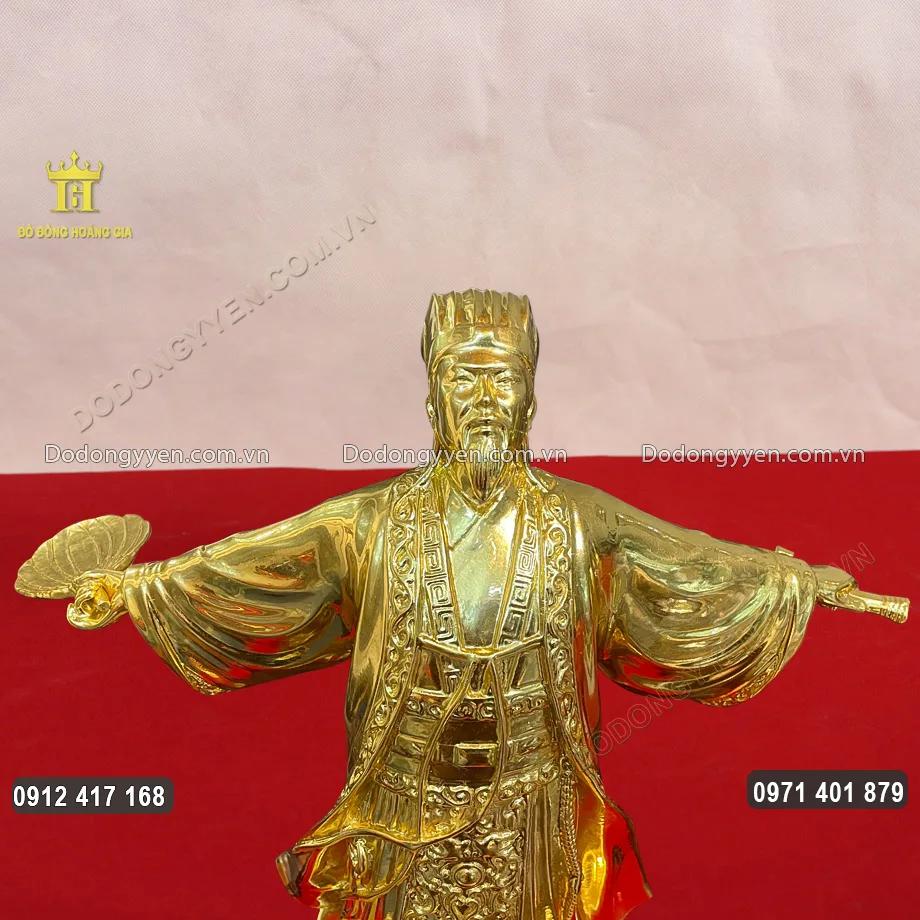 Gương mặt của Ng&agrave;i được chạm khắc sắc n&eacute;t